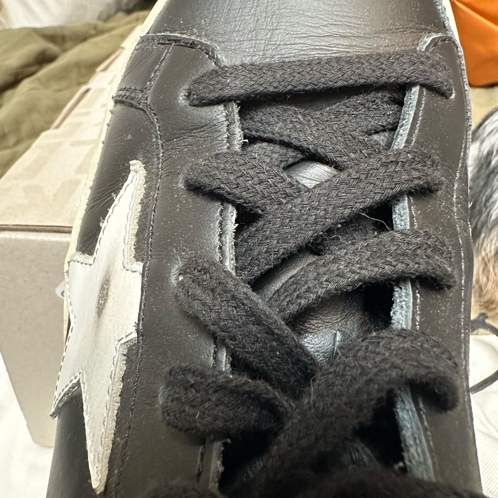 Golden Goose classic B&W sneaker. - Picture 3 of 7